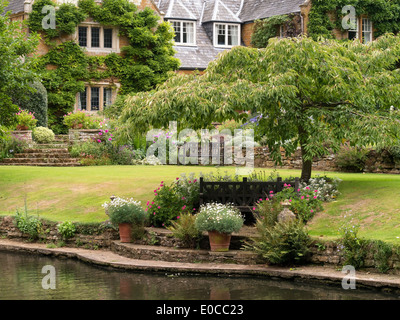 Inglese antico maniero con il lago e i giardini e coton Manor Gardens, Coton, Northamptonshire, England, Regno Unito Foto Stock