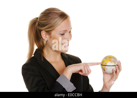 Una giovane donna tiene un globo in mano. Foto simbolico per il turismo in viaggio e la protezione dell'ambiente, Eine junge Frau haelt Foto Stock