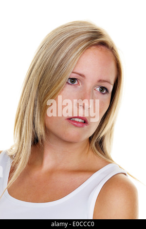 Ritratto di una giovane donna bionda con le lentiggini prima di sfondo bianco, Portraet einer jungen blondn Frau mit Sommersprossen vor Foto Stock