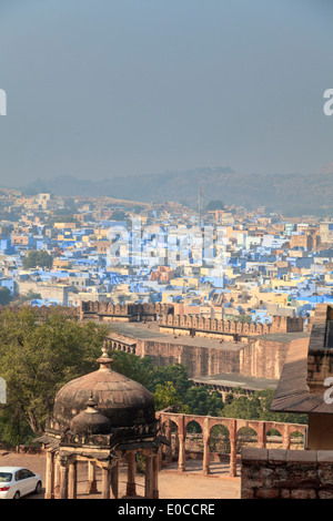 India Rajasthan, Jodhpur, la vista della città vecchia dal Forte Mehrangarh Foto Stock