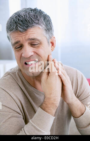 Uomo con il mal di denti Foto Stock