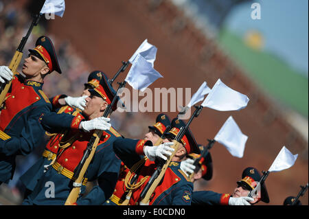 Mosca, Russia. 9 maggio 2014. Soldati di partecipare alla vittoria parata del giorno segnando il 69º anniversario della sconfitta della Germania nazista nella seconda guerra mondiale, a Mosca del quadrato rosso Maggio 9, 2014. Il presidente russo Vladimir Putin ha detto venerdì la vittoria di giornata è un simbolo del popolo russo il trionfo contro il nazismo e il 9 maggio sarà sempre il paese più grande vacanza. Credit: Iam Tianfang/Xinhua/Alamy Live News Foto Stock