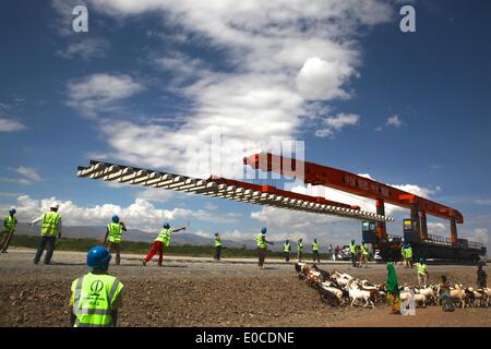 (140509) -- Dire Dawa, 9 maggio 2014 (Xinhua) -- persone lavorano presso il cantiere per la costruzione della ferrovia elettrica in Dire Dawa, Etiopia il 27 aprile 2014. Il primo overseas elettrica ferroviaria costruita a norme cinesi iniziarono ad avere i suoi binari posati in Dire Dawa, Etiopia, il 8 maggio 2014. La ferrovia che si allungheranno di 740 chilometri che collega capitale etiopica, Addis Abeba con Gibuti capitale del Gibuti, dovrebbe essere completato entro la fine del 2015, con un investimento totale di 4 miliardi di dollari USA. (Xinhua/Liu Yu) (Q1) Foto Stock