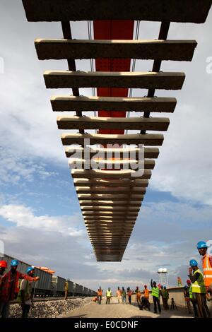 (140509) -- Dire Dawa, 9 maggio 2014 (Xinhua) -- persone lavorano presso il cantiere per la costruzione della ferrovia elettrica in Dire Dawa, Etiopia il 27 aprile 2014. Il primo overseas elettrica ferroviaria costruita a norme cinesi iniziarono ad avere i suoi binari posati in Dire Dawa, Etiopia, il 8 maggio 2014. La ferrovia che si allungheranno di 740 chilometri che collega capitale etiopica, Addis Abeba con Gibuti capitale del Gibuti, dovrebbe essere completato entro la fine del 2015, con un investimento totale di 4 miliardi di dollari USA. (Xinhua/Liu Yu) (Q1) Foto Stock