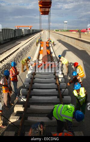 (140509) -- Dire Dawa, 9 maggio 2014 (Xinhua) -- persone lavorano presso il cantiere per la costruzione della ferrovia elettrica in Dire Dawa, Etiopia il 27 aprile 2014. Il primo overseas elettrica ferroviaria costruita a norme cinesi iniziarono ad avere i suoi binari posati in Dire Dawa, Etiopia, il 8 maggio 2014. La ferrovia che si allungheranno di 740 chilometri che collega capitale etiopica, Addis Abeba con Gibuti capitale del Gibuti, dovrebbe essere completato entro la fine del 2015, con un investimento totale di 4 miliardi di dollari USA. (Xinhua/Liu Yu) (Q1) Foto Stock