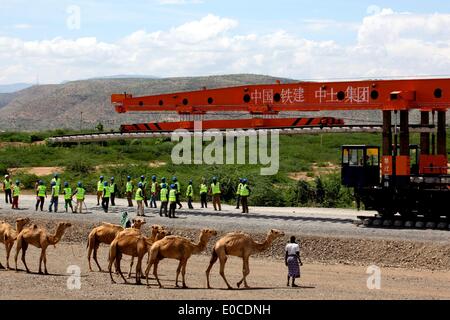 (140509) -- Dire Dawa, 9 maggio 2014 (Xinhua) -- persone lavorano presso il cantiere per la costruzione della ferrovia elettrica in Dire Dawa, Etiopia il 27 aprile 2014. Il primo overseas elettrica ferroviaria costruita a norme cinesi iniziarono ad avere i suoi binari posati in Dire Dawa, Etiopia, il 8 maggio 2014. La ferrovia che si allungheranno di 740 chilometri che collega capitale etiopica, Addis Abeba con Gibuti capitale del Gibuti, dovrebbe essere completato entro la fine del 2015, con un investimento totale di 4 miliardi di dollari USA. (Xinhua/Liu Yu) (Q1) Foto Stock