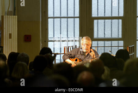 Bautzen, Germania. 08 Maggio, 2014. Il cantante Wolf Biermann esegue durante un concerto presso il vecchio Bautzen II Stasi nel carcere di Bautzen, Germania, 08 maggio 2014. Il concerto ha avuto luogo per la venticinquesima Bautzen Forum tenuto dalla Fondazione Friedrich Ebert per il movimento dei diritti civili in Germania orientale ed Europa orientale. Foto: MATTHIAS HIEKEL/dpa/Alamy Live News Foto Stock