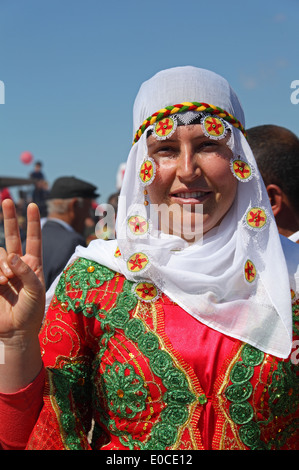 Ragazza curda in costume tradizionale presso il Festival del Newroz del nuovo anno presso l'equinozio di primavera, Diyarbakir, a sud est della Turchia Foto Stock