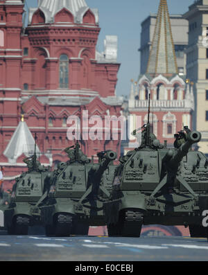 Mosca, Russia. 9 maggio 2014. Soldati russi salute durante la vittoria parata del giorno segnando il 69º anniversario della sconfitta della Germania nazista nella seconda guerra mondiale, a Mosca del quadrato rosso Maggio 9, 2014. Il presidente russo Vladimir Putin ha detto venerdì la vittoria di giornata è un simbolo del popolo russo il trionfo contro il nazismo e il 9 maggio sarà sempre il paese più grande vacanza. Credit: Iam Tianfang/Xinhua/Alamy Live News Foto Stock