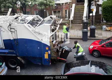 Cestini della spazzatura raccolta su Londra strada residenziale - Clapham - London REGNO UNITO Foto Stock