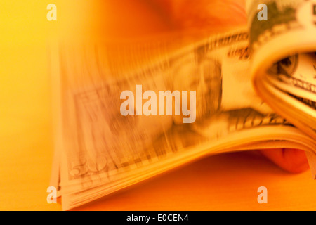 Un sacco di dollaro di banconote sono contati. Mani conte di denaro, Viele Dollar Geldscheine werden gezaehlt. Haende zaehlen Geld Foto Stock