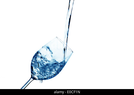 Pura e acqua pulita viene riempito in un bicchiere. Acqua potabile nel vetro d'acqua., Reines und sauberes Wasser wird in Ein Glas einge Foto Stock