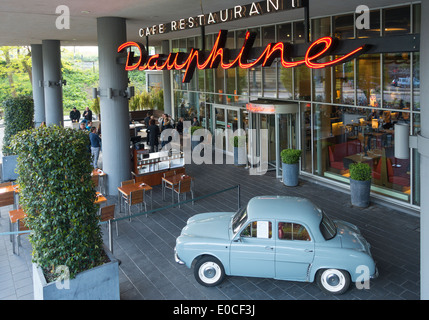 Amsterdam Bar Ristorante Cafe Dauphine entrata con l'annata 1960 Renault Dauphine auto. Foto Stock