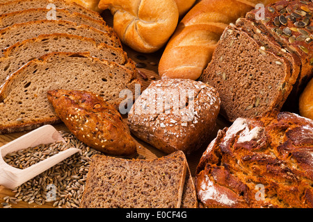 Diversi tipi di pane. Cibo sano da dolci e pasticcini, Mehrere verschiedene Sorten Brot. Gesunde Ernaehrun Foto Stock