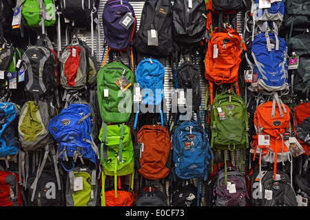 Zaini per la vendita in un Paragon Sporting Goods su Broadway in Manhattan, New York City Foto Stock