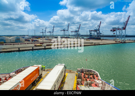 Veicolo lasciando in traghetto dal porto di Calais durante la stagione estiva, Calais, Francia Foto Stock