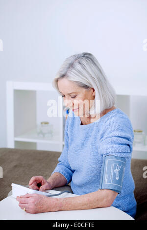 La pressione sanguigna, la persona anziana Foto Stock