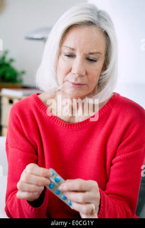 Persona anziana e la somministrazione dei farmaci Foto Stock