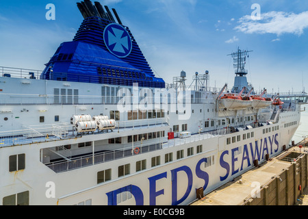 Un veicolo di traversata DFDS attraccato di fronte a ritardi, dover terminal traghetti UK Foto Stock