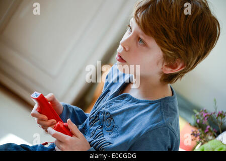 Bambini che giocano con i video game Foto Stock