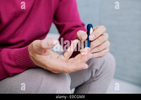 Il Test per il diabete, l'uomo Foto Stock