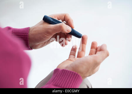 Il Test per il diabete, l'uomo Foto Stock