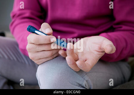 Il Test per il diabete, l'uomo Foto Stock