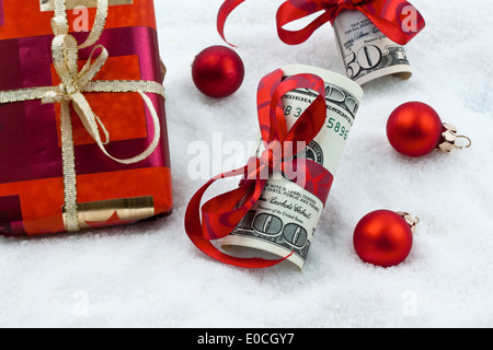 Dollaro di banconote con loop come un dono di denaro, Dollar Geldscheine mit Schleife als Geldgeschenk Foto Stock