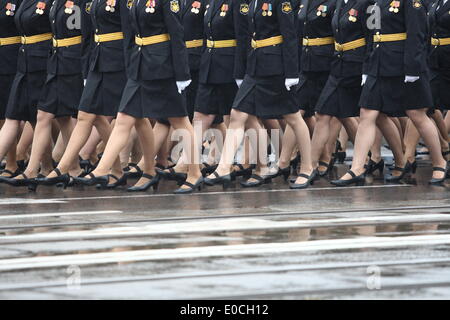 Kaliningrad, Russia 9th, maggio 2014 Grande sfilata presso la Piazza della Vittoria nella regione di Kaliningrad, in occasione del 69º anniversario della fine della seconda guerra mondiale Credito: Michal Fludra/Alamy Live News Foto Stock