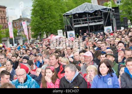 Belfast, Irlanda del Nord, Regno Unito. 8 maggio 2014. Folla al Giro d'Italia Presentazione della squadra a Belfast Credit: Bonzo Alamy/Live News Foto Stock