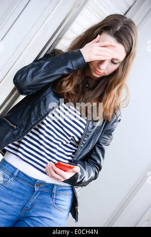 Adolescente con telefono Foto Stock