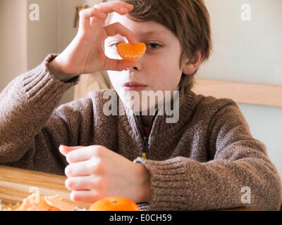 Bambino mangiare la frutta Foto Stock