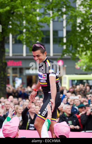 Belfast, Irlanda del Nord, Regno Unito. 8 maggio 2014. Un cavaliere dalla Colombia Team battendo le mani con il pubblico al Giro d'Italia Presentazione della squadra a Belfast Credit: Bonzo Alamy/Live News Foto Stock