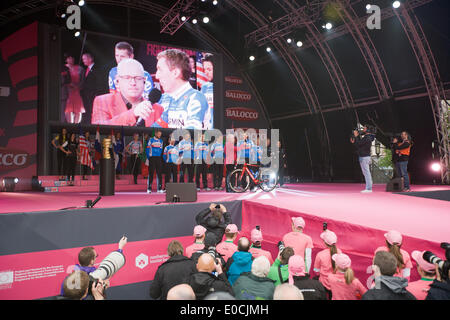 Belfast, Irlanda del Nord, Regno Unito. 8 maggio 2014. Astana ciclista Dan Martin da Garmin-Sharp essendo intervista al Giro d'Italia Presentazione della squadra a Belfast Credit: Bonzo Alamy/Live News Foto Stock