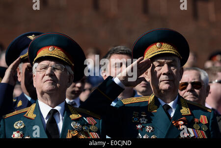 Mosca, Russia. 9 maggio 2014. Veterani russo salute durante la vittoria parata del giorno segnando il 69º anniversario della sconfitta della Germania nazista nella seconda guerra mondiale, a Mosca del quadrato rosso Maggio 9, 2014. Il presidente russo Vladimir Putin ha detto venerdì la vittoria di giornata è un simbolo del popolo russo il trionfo contro il nazismo e il 9 maggio sarà sempre il paese più grande vacanza. Credito: Jia Yuchen/Xinhua/Alamy Live News Foto Stock