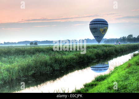 In mongolfiera ad aria calda appena dopo lo sbarco in un paesaggio estivo nel nord dei Paesi Bassi Foto Stock