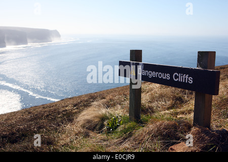 Scogli pericolosi segno sulla sommità di ripide scogliere sull isola di Hoy nelle Orkney sopra la città di Rackwick Foto Stock