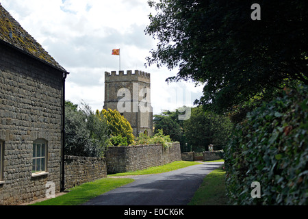 San Michele e Tutti gli Angeli chiesa normanna in Guiting Power Foto Stock