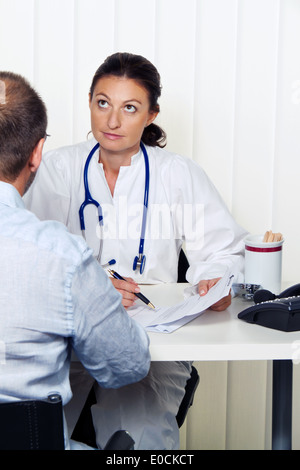 Dottore in medicina con paziente. Conversazione e consultazione Foto Stock