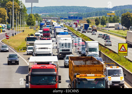 Non funziona il salvataggio lane con un ingorgo su una autostrada, Nicht funktionierende Rettungsgasse bei einem Stau auf einer Autoba Foto Stock