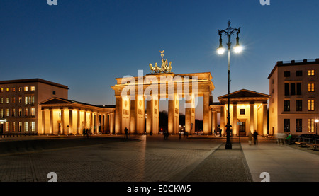 Gli illuminati Porta di Brandeburgo di notte, il viale Unter den Linden, piazza parigina, distretto Mitte di Berlino, Germania, Europa Foto Stock