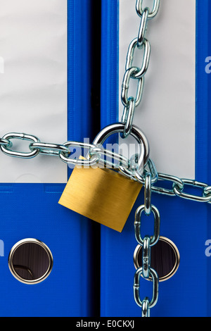 Un file con la catena e la tendina serratura chiusa. Protezione dei dati e sicurezza dei dati Foto Stock