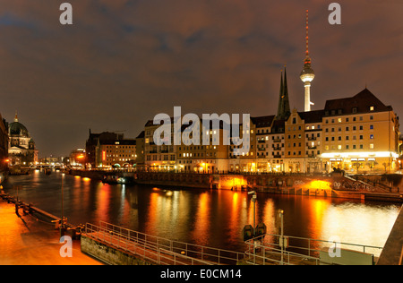 Fiume Spree, Berliner cattedrale, Chiesa di San Nicola e la torre della televisione di notte, il quartiere Nikolai, nel quartiere Mitte di Berlino, Germania, Europa Foto Stock