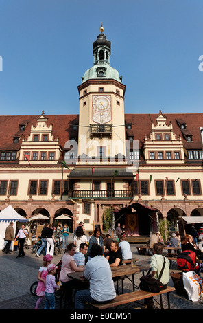 Persone nella parte anteriore del vecchio municipio al mercato, Lipsia, Sassonia, Germania, Europa Foto Stock