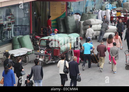 Pechino, Cina. 9 maggio 2014. Proprietari di negozi pack le loro merci a Dahongmen abbigliamento mercato all'ingrosso a Pechino Capitale della Cina, 9 maggio 2014. Un accordo di cooperazione è stato firmato da Pechino la regione Dahongmen di Fengtai District e vicino Baigou regione di Baoding città nel nord della Cina di nella provincia di Hebei giovedì. Il famoso mercato dei vestiti all'ingrosso situato in Dahongmen saranno spostati a Baigou centro commerciale per facilitare la pesante pressione di logistica e di trasporto in questa zona. © Yueling Wang/Xinhua/Alamy Live News Foto Stock