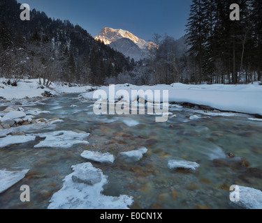 Johnsbach ghiacciato in inverno, Großer Buchstein, Parco Nazionale Gesäuse, Alpi Ennstal, Stiria, Austria, Europa Foto Stock