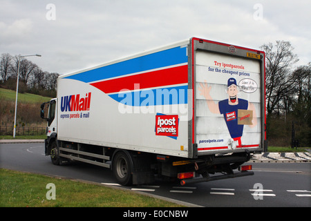 Un REGNO UNITO Mail carrello entrando in una rotonda a Coulsdon, Surrey, Inghilterra Foto Stock