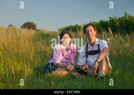 Giovane seduto in un vigneto degustazione di vino, Austria Inferiore, Austria Foto Stock