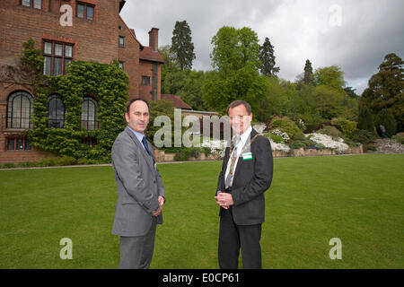 Westerham,UK,9 maggio 2014,il sindaco di Bromley, Ernest Noad con Wayne Thornton il volontario e lo sviluppo della comunità manager nei giardini a credito Chartwel: Keith Larby/Alamy Live News Foto Stock