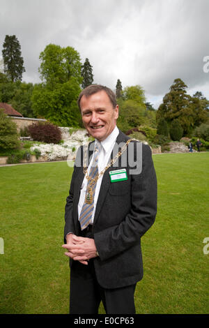 Westerham,UK,9 maggio 2014,il sindaco di Bromley, Ernest Noad pone nei giardini di Chartwell, la casa di famiglia di Sir Winston Churchil Credito: Keith Larby/Alamy Live News Foto Stock